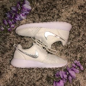 White NIKE Roshes ✨